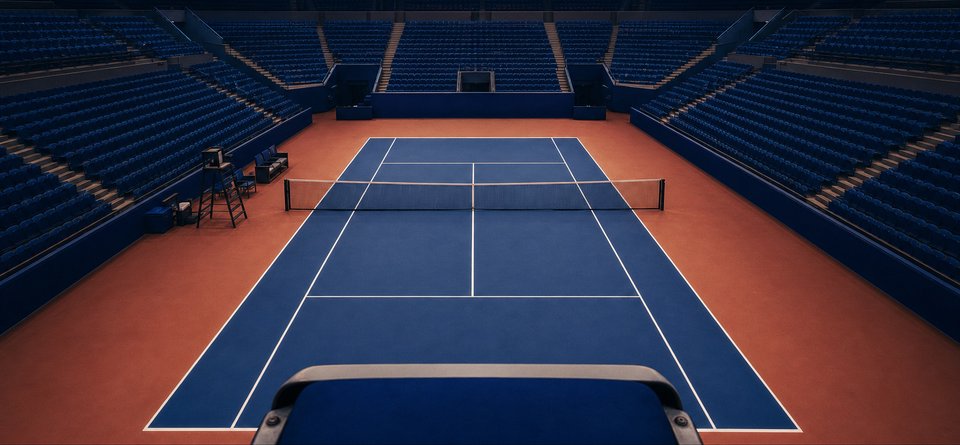 Indoor tennisbaan in een arena, gezien vanaf de scheidsrechtersstoel