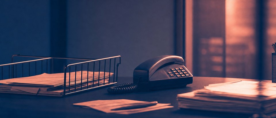 Redactiebureau met een telefoon met snoer en een postbak met papieren