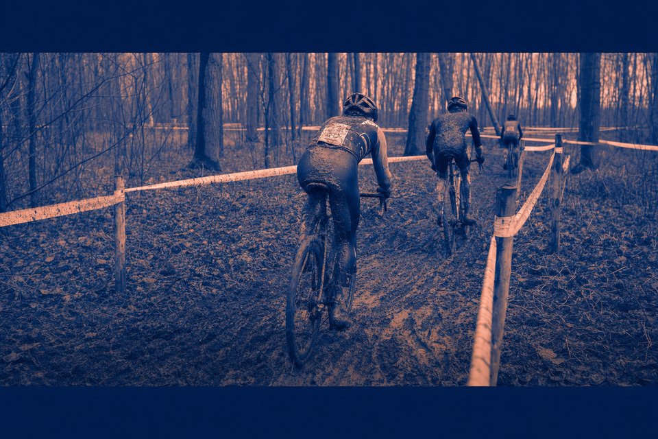 Veldritparcours door een Vlaams bos met diepe sporen in de modder