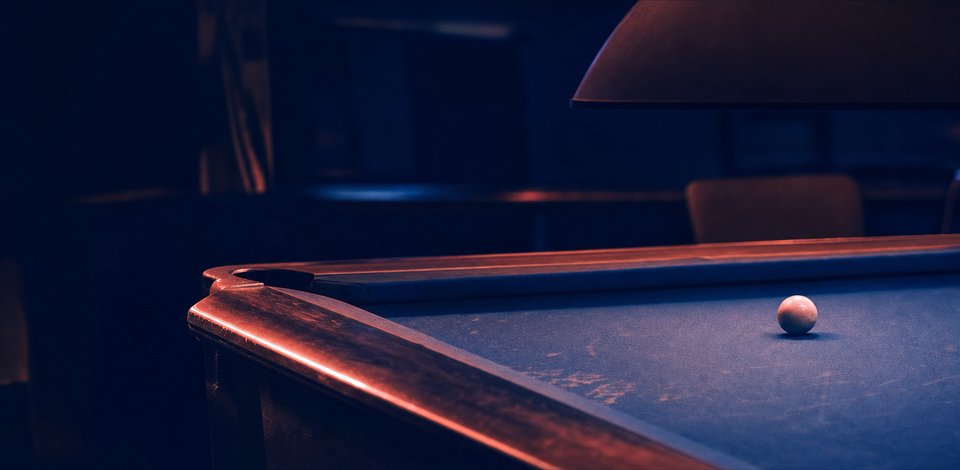 Hoek van een snookertafel onder een lage kap, krijtstof op het laken
