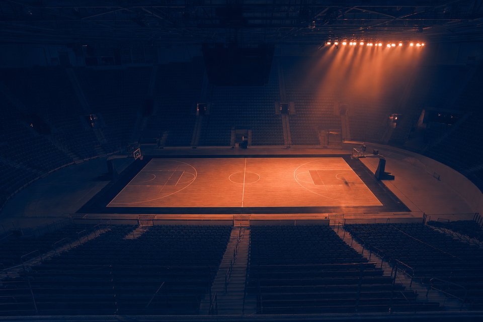 Lege basketbalhal vanaf de nok, één baan verlichting boven het veld