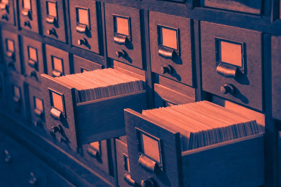 Kaartenbak van een archief met twee uitgetrokken laden vol indexkaarten