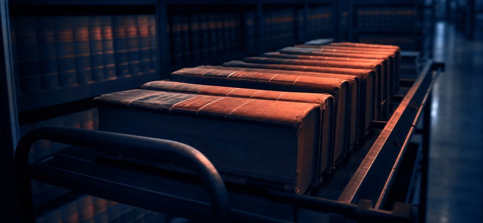 Gestapelde registerdelen op een bibliotheekwagen, ruggen op een rij