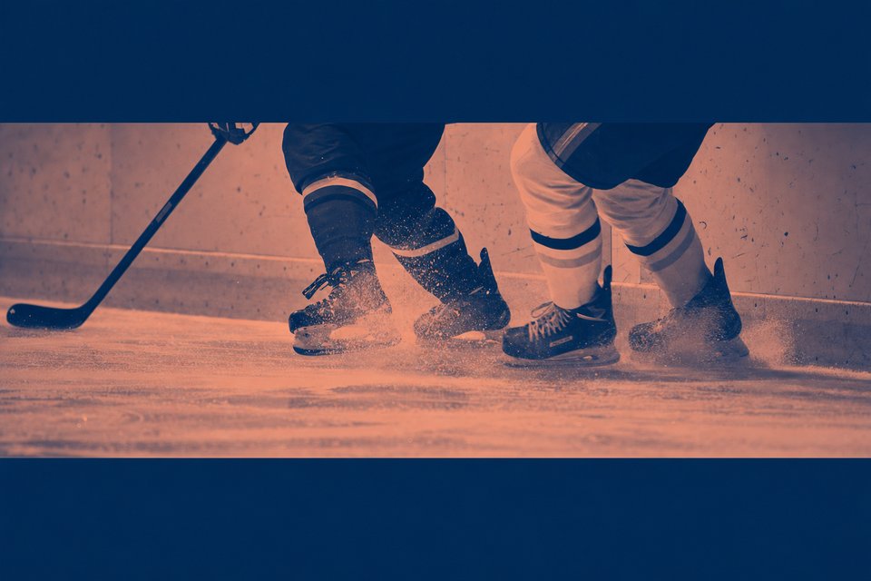 IJshockeyschaatsen die ijs opspatten, boarding net erachter