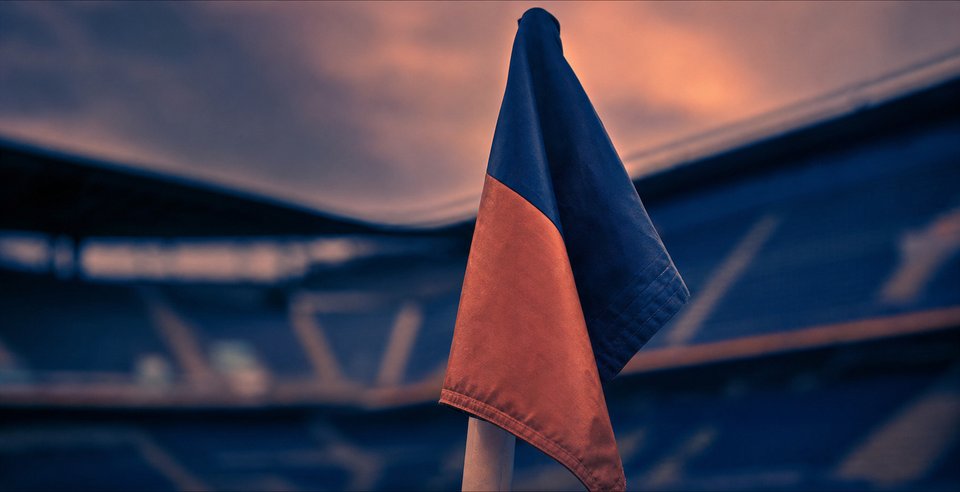 Cornervlag in close-up met de stadionkuip onscherp erachter