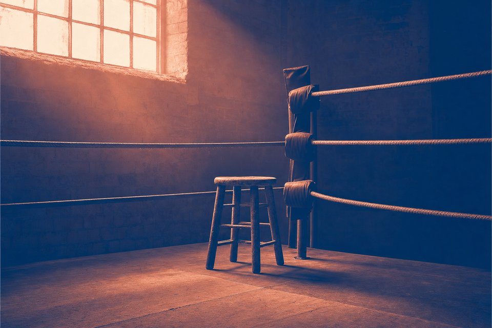 Lege hoek van een boksring in een oude sportzaal, licht van bovenaf