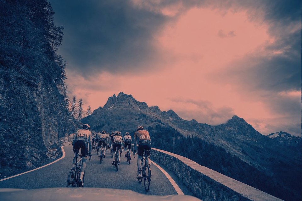 Peloton wielrenners op een bergweg tijdens een grote ronde